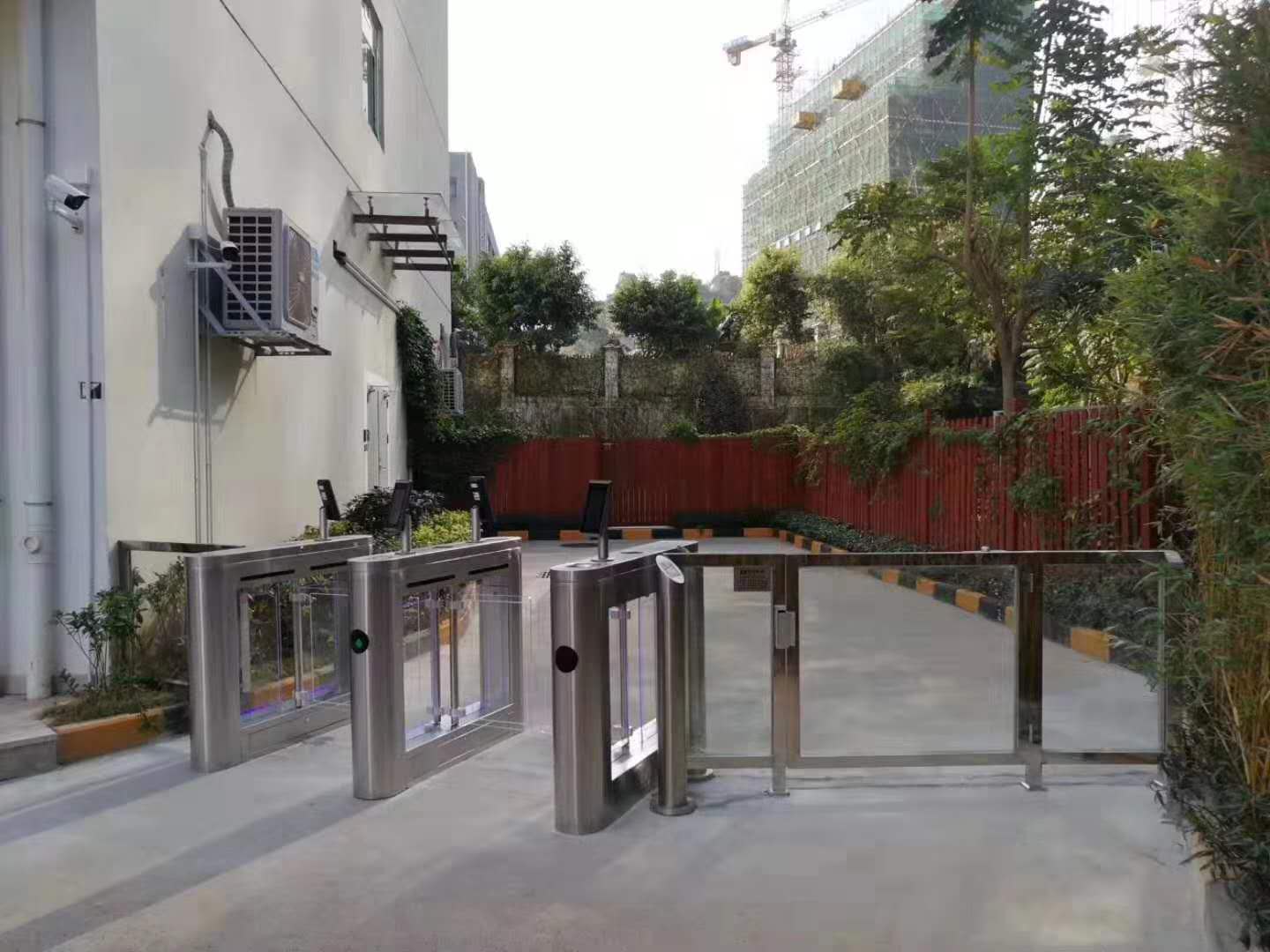 工業(yè)區(qū)人臉識別考勤閘機(jī)