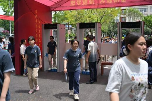 重慶高考新增AI智能安檢門巡查系統，確?？荚嚬?></a></div><div   id=